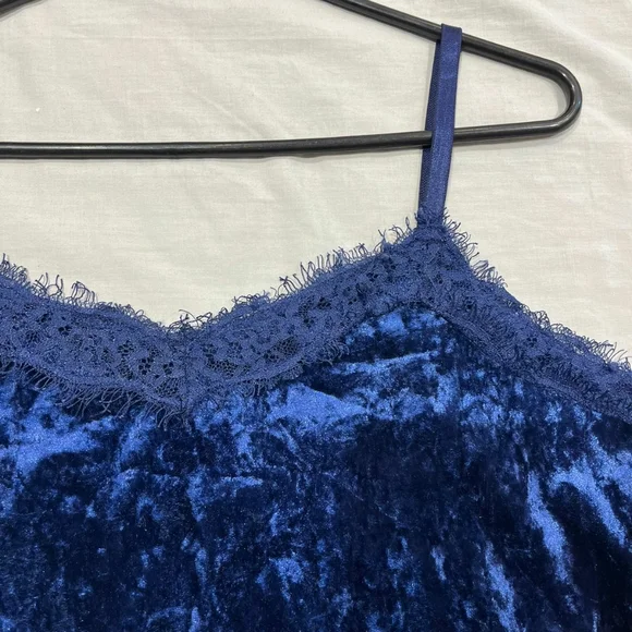 Blue velvet camisole - Picture 6 of 10